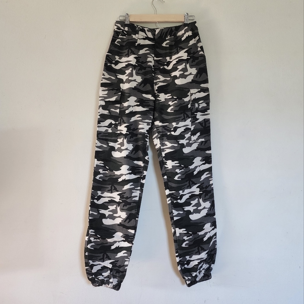 Pretty Little Thing Grey camo print cargo trousers size 4 NWT